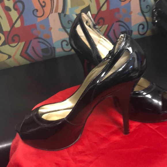 Guess - Picture 2 of 7